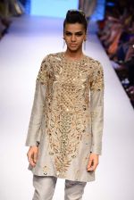 Model walk the ramp for Payal Singhal Show at Lakme Fashion Week 2015 Day 4 on 21st March 2015  (258)_550ecb487775b.JPG