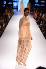 Model walk the ramp for Payal Singhal Show at Lakme Fashion Week 2015 Day 4 on 21st March 2015  (26)_550ec72dbfcf2.JPG