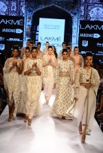 Model walk the ramp for Payal Singhal Show at Lakme Fashion Week 2015 Day 4 on 21st March 2015  (313)_550ecb7133e64.JPG