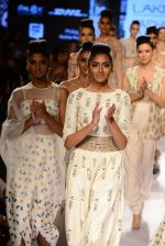 Model walk the ramp for Payal Singhal Show at Lakme Fashion Week 2015 Day 4 on 21st March 2015  (315)_550ecb749656e.JPG