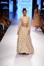 Model walk the ramp for Payal Singhal Show at Lakme Fashion Week 2015 Day 4 on 21st March 2015  (86)_550ec820ba868.JPG