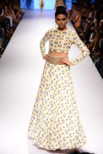 Model walk the ramp for Payal Singhal Show at Lakme Fashion Week 2015 Day 4 on 21st March 2015  (89)_550ec83024e4e.JPG