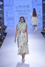 Model walk the ramp for Quirkbox Show at Lakme Fashion Week 2015 Day 3 on 20th March 2015 (20)_550e8bf527d31.JPG