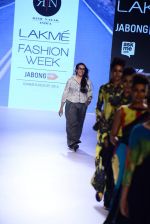 Model walk the ramp for Rimi Nayak Show at Lakme Fashion Week 2015 Day 4 on 21st March 2015 (140)_550eca876f9d0.JPG