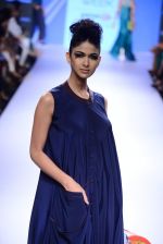 Model walk the ramp for Rimi Nayak Show at Lakme Fashion Week 2015 Day 4 on 21st March 2015 (83)_550ec92e26ff3.JPG