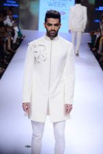 Model walk the ramp for SS Surya Show at Lakme Fashion Week 2015 Day 4 on 21st March 2015 (112)_550ec9e719a28.JPG