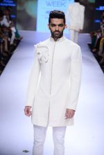 Model walk the ramp for SS Surya Show at Lakme Fashion Week 2015 Day 4 on 21st March 2015 (113)_550ec9ee158b5.JPG