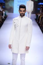 Model walk the ramp for SS Surya Show at Lakme Fashion Week 2015 Day 4 on 21st March 2015 (114)_550ec9f35acc1.JPG