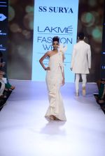 Model walk the ramp for SS Surya Show at Lakme Fashion Week 2015 Day 4 on 21st March 2015 (115)_550ec9f7773bb.JPG