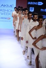 Model walk the ramp for SS Surya Show at Lakme Fashion Week 2015 Day 4 on 21st March 2015 (169)_550ecb119ceb0.JPG