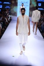 Model walk the ramp for SS Surya Show at Lakme Fashion Week 2015 Day 4 on 21st March 2015 (30)_550ec85d4a36f.JPG