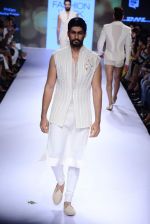 Model walk the ramp for SS Surya Show at Lakme Fashion Week 2015 Day 4 on 21st March 2015 (31)_550ec85f5a461.JPG
