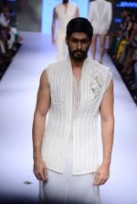 Model walk the ramp for SS Surya Show at Lakme Fashion Week 2015 Day 4 on 21st March 2015 (32)_550ec862030a3.JPG