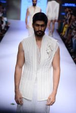 Model walk the ramp for SS Surya Show at Lakme Fashion Week 2015 Day 4 on 21st March 2015 (33)_550ec864f1ab3.JPG