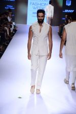 Model walk the ramp for SS Surya Show at Lakme Fashion Week 2015 Day 4 on 21st March 2015 (38)_550ec87412eee.JPG