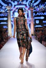 Model walk the ramp for Suneet Varma Show at Lakme Fashion Week 2015 Day 4 on 21st March 2015 (125)_550ea8ac64069.JPG