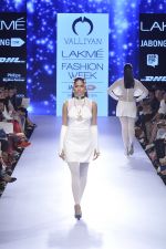 Model walk the ramp for Valliyan by Nitya Show at Lakme Fashion Week 2015 Day 3 on 20th March 2015 (33)_550e8be8d7ec8.JPG