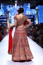 Nargis Fakhri walk the ramp for Suneet Varma Show at Lakme Fashion Week 2015 Day 4 on 21st March 2015 (31)_550ea8abad8f6.JPG