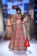 Nargis Fakhri walk the ramp for Suneet Varma Show at Lakme Fashion Week 2015 Day 4 on 21st March 2015 (33)_550ea8af7e778.JPG