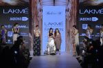 Soha Ali Khan walk the ramp for Babita M Show at Lakme Fashion Week 2015 Day 3 on 20th March 2015 (30)_550e8dd47255e.JPG
