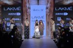 Soha Ali Khan walk the ramp for Babita M Show at Lakme Fashion Week 2015 Day 3 on 20th March 2015 (31)_550e8dded8cdd.JPG