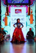 Chitrangada Singh walk the ramp for Tarun Tahiliani Show at Lakme Fashion Week 2015 Day 5 on 22nd March 2015 (3)_550fdd206af65.JPG
