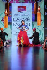 Chitrangada Singh walk the ramp for Tarun Tahiliani Show at Lakme Fashion Week 2015 Day 5 on 22nd March 2015 (40)_550fdd843aaf0.JPG