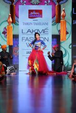 Chitrangada Singh walk the ramp for Tarun Tahiliani Show at Lakme Fashion Week 2015 Day 5 on 22nd March 2015 (41)_550fdd88cf973.JPG