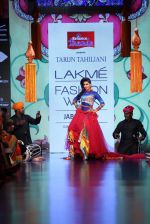 Chitrangada Singh walk the ramp for Tarun Tahiliani Show at Lakme Fashion Week 2015 Day 5 on 22nd March 2015 (44)_550fdd9a59233.JPG