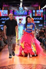 Chitrangada Singh walk the ramp for Tarun Tahiliani Show at Lakme Fashion Week 2015 Day 5 on 22nd March 2015 (46)_550fdda4e0722.JPG