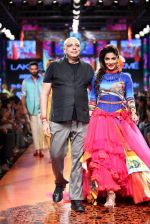 Chitrangada Singh walk the ramp for Tarun Tahiliani Show at Lakme Fashion Week 2015 Day 5 on 22nd March 2015 (47)_550fddabb4bbc.JPG