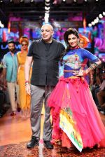 Chitrangada Singh walk the ramp for Tarun Tahiliani Show at Lakme Fashion Week 2015 Day 5 on 22nd March 2015 (48)_550fddaf62bbf.JPG