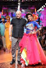 Chitrangada Singh walk the ramp for Tarun Tahiliani Show at Lakme Fashion Week 2015 Day 5 on 22nd March 2015 (49)_550fddb466886.JPG