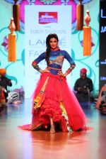 Chitrangada Singh walk the ramp for Tarun Tahiliani Show at Lakme Fashion Week 2015 Day 5 on 22nd March 2015 (5)_550fdd25f3e86.JPG