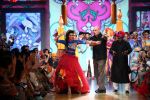 Chitrangada Singh walk the ramp for Tarun Tahiliani Show at Lakme Fashion Week 2015 Day 5 on 22nd March 2015 (61)_550fddf69d487.JPG