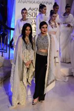 Kareena Kapoor walk the ramp for Anamika Khanna Grand Finale Show at Lakme Fashion Week 2015 Day 5 on 22nd March 2015  (199)_550fe085dcd82.JPG