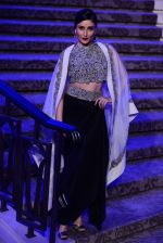 Kareena Kapoor walk the ramp for Anamika Khanna Grand Finale Show at Lakme Fashion Week 2015 Day 5 on 22nd March 2015  (204)_550fe0924dfb1.JPG