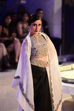 Kareena Kapoor walk the ramp for Anamika Khanna Grand Finale Show at Lakme Fashion Week 2015 Day 5 on 22nd March 2015  (208)_550fe0ccdf7a3.JPG