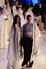Kareena Kapoor walk the ramp for Anamika Khanna Grand Finale Show at Lakme Fashion Week 2015 Day 5 on 22nd March 2015  (224)_550fe0b5bf610.JPG