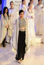Kareena Kapoor walk the ramp for Anamika Khanna Grand Finale Show at Lakme Fashion Week 2015 Day 5 on 22nd March 2015  (227)_550fe0bc524aa.JPG