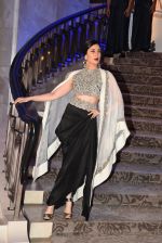 Kareena Kapoor walk the ramp for Anamika Khanna Grand Finale Show at Lakme Fashion Week 2015 Day 5 on 22nd March 2015  (3)_550fe03ae4c67.JPG