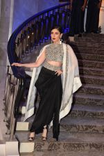Kareena Kapoor walk the ramp for Anamika Khanna Grand Finale Show at Lakme Fashion Week 2015 Day 5 on 22nd March 2015  (4)_550fe04d7a813.JPG