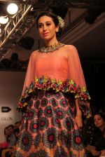 Karisma Kapoor walk the ramp for Neha Aggarwal Show at Lakme Fashion Week 2015 Day 5 on 22nd March 2015 (13)_550ff51f553bc.JPG