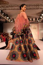 Karisma Kapoor walk the ramp for Neha Aggarwal Show at Lakme Fashion Week 2015 Day 5 on 22nd March 2015 (27)_550ff52e2f2f1.JPG