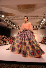 Karisma Kapoor walk the ramp for Neha Aggarwal Show at Lakme Fashion Week 2015 Day 5 on 22nd March 2015 (28)_550ff52f21bc1.JPG