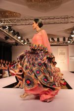 Karisma Kapoor walk the ramp for Neha Aggarwal Show at Lakme Fashion Week 2015 Day 5 on 22nd March 2015 (30)_550ff531b5a47.JPG