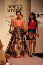 Karisma Kapoor walk the ramp for Neha Aggarwal Show at Lakme Fashion Week 2015 Day 5 on 22nd March 2015 (33)_550ff535172cc.JPG