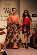 Karisma Kapoor walk the ramp for Neha Aggarwal Show at Lakme Fashion Week 2015 Day 5 on 22nd March 2015 (35)_550ff5374c911.JPG
