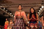 Karisma Kapoor walk the ramp for Neha Aggarwal Show at Lakme Fashion Week 2015 Day 5 on 22nd March 2015 (46)_550ff549671f5.JPG