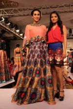 Karisma Kapoor walk the ramp for Neha Aggarwal Show at Lakme Fashion Week 2015 Day 5 on 22nd March 2015 (52)_550ff5504dd67.JPG